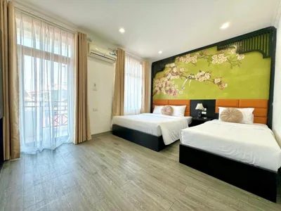 Habitación triple con balcón — Hanoi Elpis Hotel